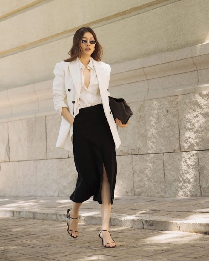 Phối chiếc áo sơ mi lụa trắng cùng với áo Blazer trắng vô cùng thanh lịch và lịch sự