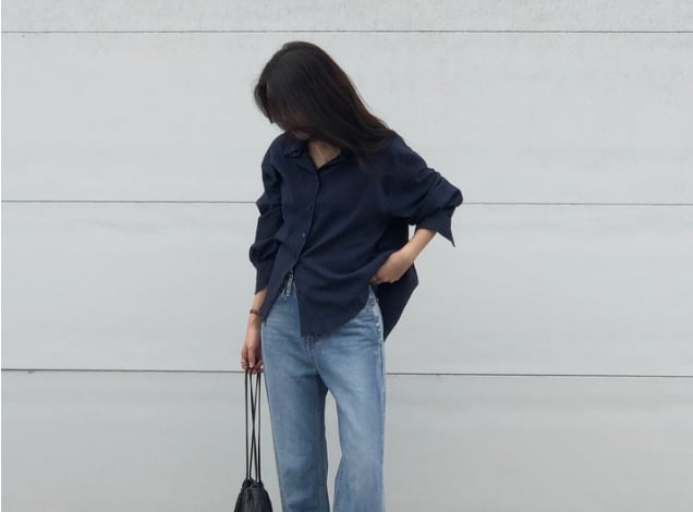 Chị em hãy kết hợp áo sơ mi màu xanh than với quần jeans xanh và đi giày dép màu trung tính.