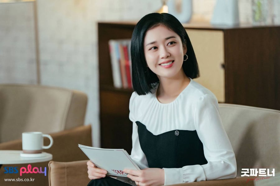 Khi diện trang phục cách điệu, Jang Nara thường tối giản hóa phụ kiện để đảm bảo sự tinh tế, không gây rối mắt