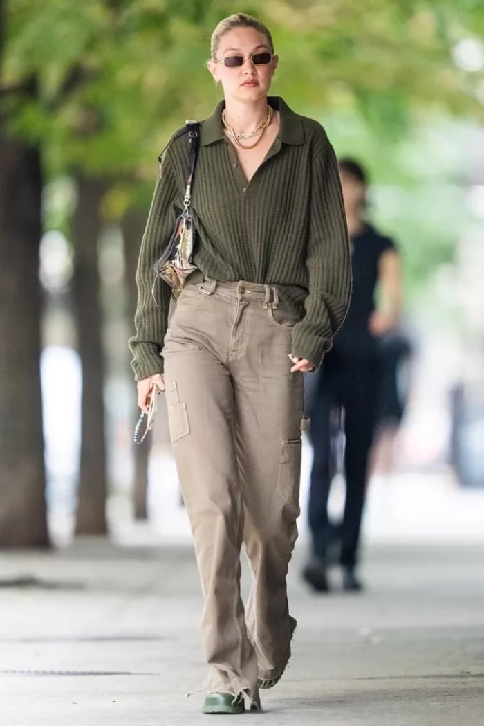 Gigi Hadid dạo phố với áo polo sweater và quần kaki. Ảnh: Getty Images.