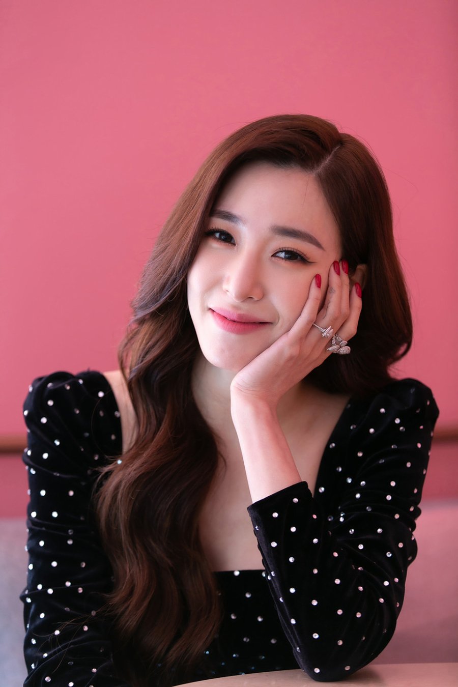 Tiffany Young cho biết cô bảo vệ mái tóc của mình bằng xịt chống nắng chuyên dùng cho tóc