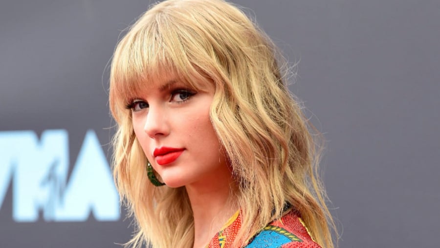 Đôi môi đỏ rực rỡ đã trở thành dấu ấn đặc trưng của Taylor Swift. 