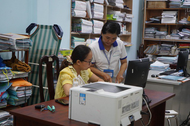 Như vậy, có nghĩa từ ngày 01/7/2020 trở đi, những người được tuyển dụng mới phải ký hợp đồng xác định thời hạn (tức là không còn được hưởng biên chế suốt đời). 