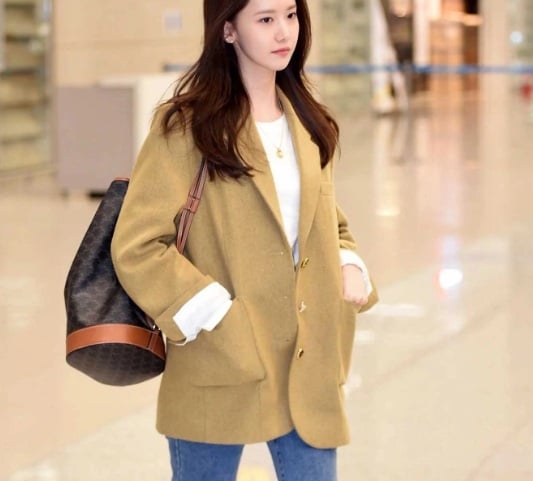 Blazer xuất hiện khá nhiều trong style thường ngày của cô nàng. 