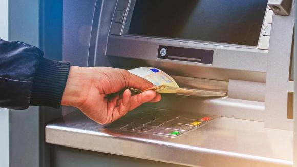 Thẻ ATM chứa tối đa và tối thiểu được bao nhiêu tiền?