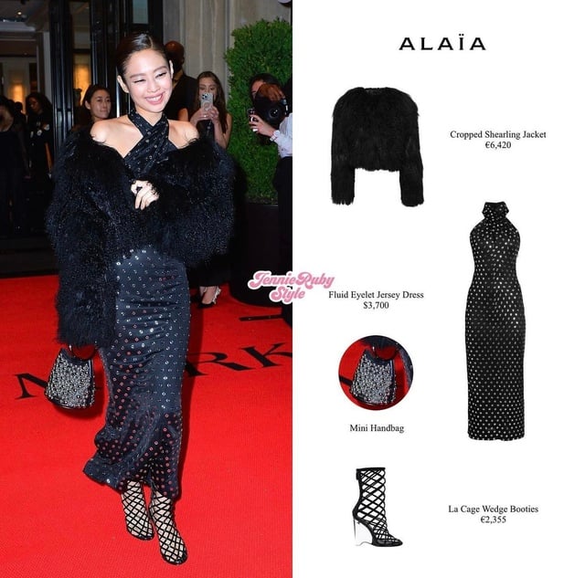 Trong after party của Met Gala, Jennie đầy sang chảnh, kiêu kỳ với mẫu váy cổ yếm ôm sát có giá lên đến 65 triệu VNĐ phối cùng áo lông.