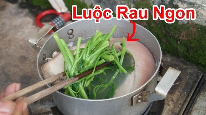 Mẹo luộc rau muống xanh giòn