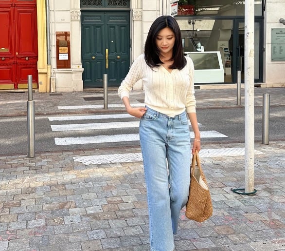 Chỉ cần kết hợp áo cardigan với quần jeans ống suông, người diện sẽ có được bộ cánh sành điệu, nữ tính.