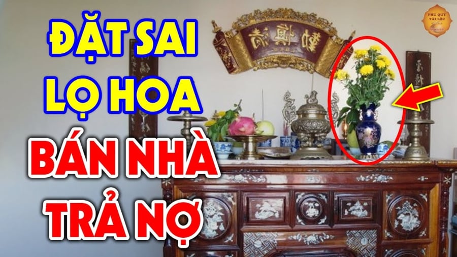 Lọ hoa trên bàn thờ nên đặt bên trái hay bên phải để Tổ tiên 'ưng lòng' 