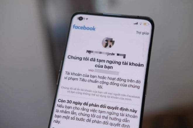 Hàng loạt tài khoản Facebook tại Việt Nam từng bị thông báo khóa vĩnh viễn do vi phạm chính sách của nền tảng thời điểm gần cuối năm 2021.    