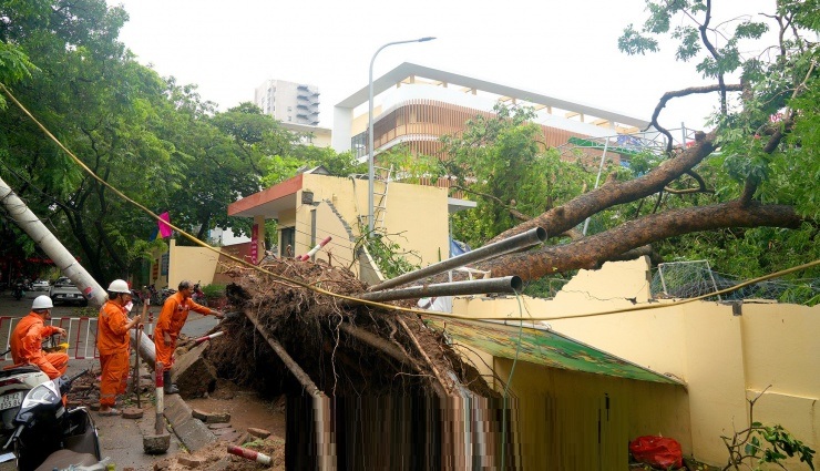 Nhiều trường học ở Hà Nội tan hoang sau bão.