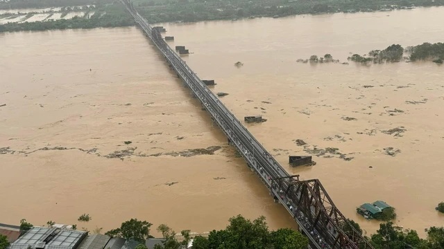 Nước sông Hồng dâng cao, uy hiếp an toàn cầu Long Biên.    