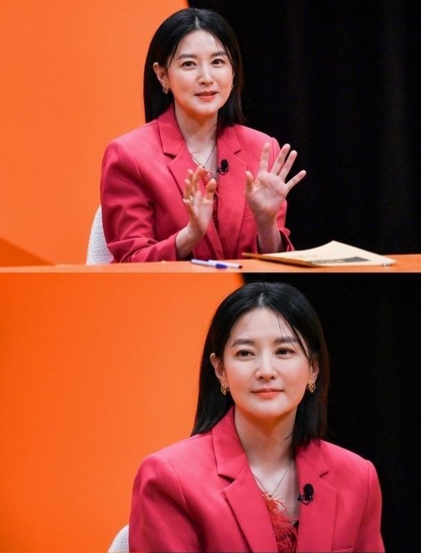 Nhan sắc trẻ trung hơn tuổi của Lee Young Ae.    