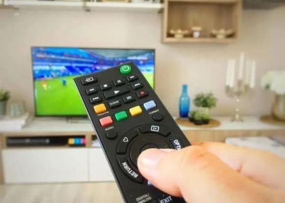 Hộp giải mã TV chứa nhiều thành phần điện tử như bộ xử lý, bộ nhớ và bộ giải mã, tất cả đều hoạt động liên tục để thu, giải mã và hiển thị tín hiệu.