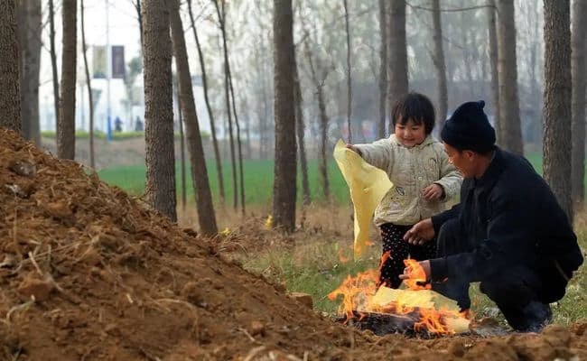 Trẻ nhỏ và người cao tuổi không nên viếng mộ