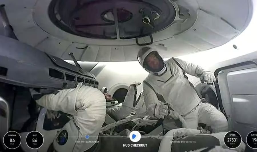 Các phi hành đoàn bên trong Dragon. Ảnh SpaceX