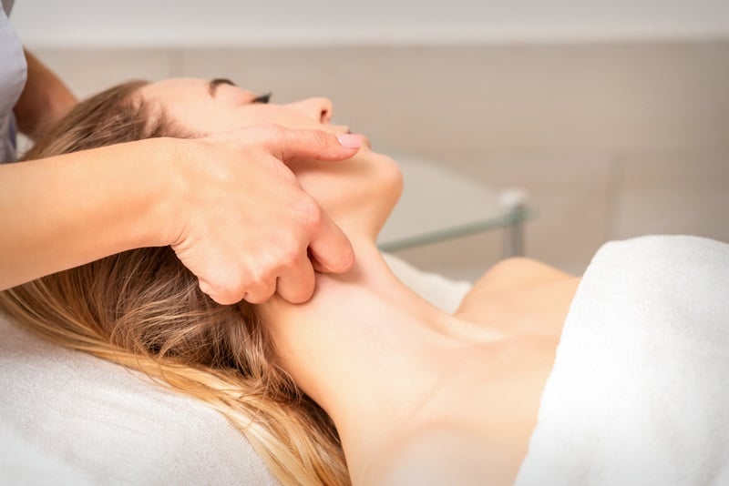 Massage mặt dẫn lưu hệ bạch huyết giúp tăng cường sức khỏe cho làn da, làm da sáng mịn