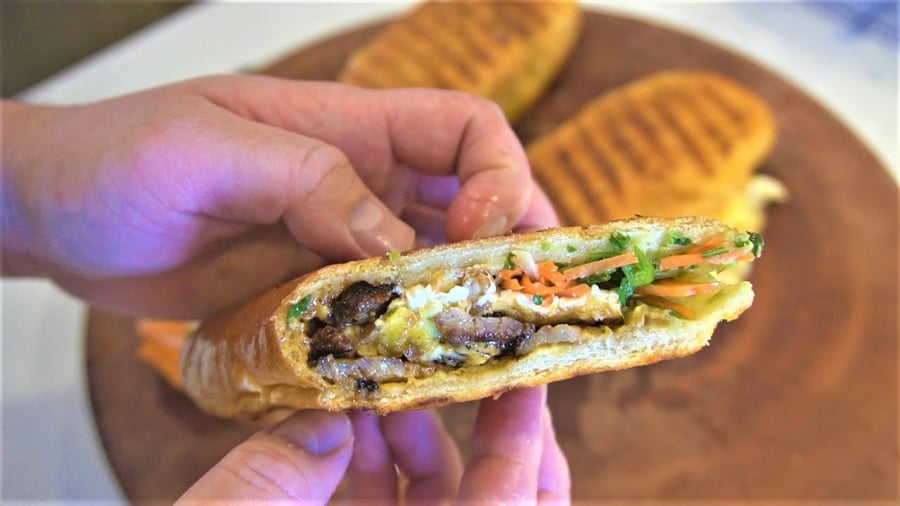 Bánh mì ép Huế mang một phong cách độc đáo, tương tự như bánh kẹp ở miền Bắc, nhưng có những nét riêng biệt khiến món ăn này trở nên hấp dẫn