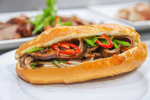 Sự kết hợp giữa phá lấu và bánh mì tạo ra một hương vị đặc trưng khó quên