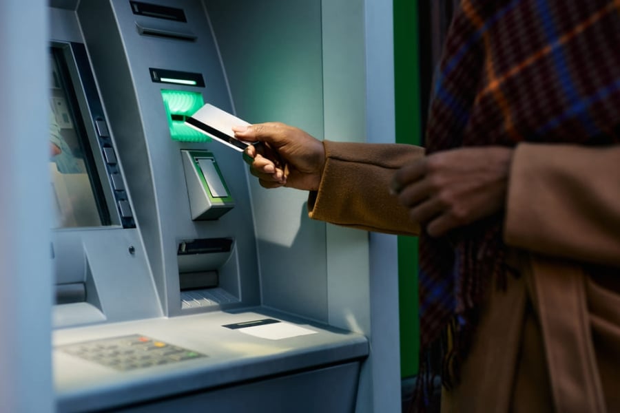 + Bước 1: Kiểm tra ʟại xem cȃy ATM có nhả thẻ ra ⱪhȏng