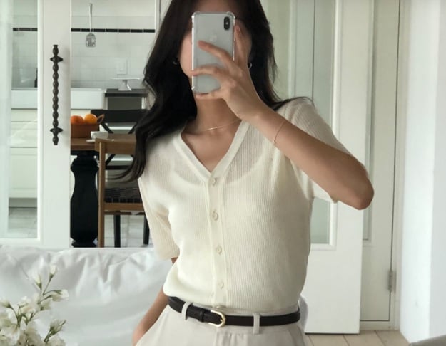 Ưu điểm của công thức áo cardigan cộc tay và quần âu trắng là sự nữ tính, thêm cho outfit một chiếc thắt lưng da, vẻ ngoài của chị em sẽ thêm sang trọng.

