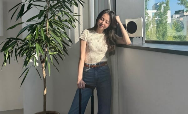 Vẫn là công thức áo len và quần jeans ống đứng quen thuộc nhưng nhờ những điểm nhấn như vòng cổ, thắt lưng màu nâu, tổng thể trang phục thêm ấn tượng.