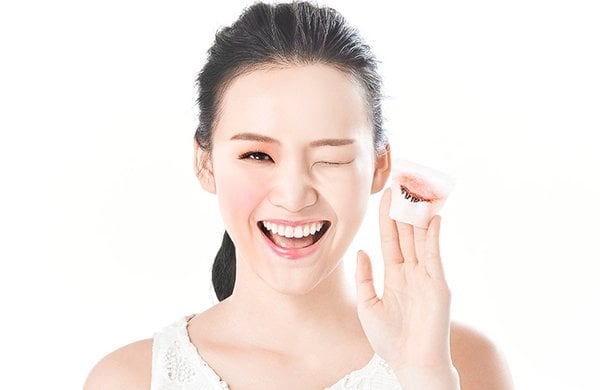 Gel tẩy trang nhẹ nhàng làm sạch mà không làm khô da, giúp da vẫn giữ được độ ẩm tự nhiên.