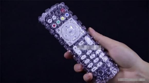 Trong nhà chúng ta thường có nhiều loại điều khiển từ xa như của điều hòa, TV,... Các thiết bị này thường có những khe hở nhỏ xung quanh các nút bấm.