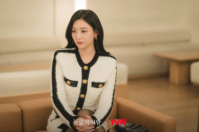 Vào vai một tiểu thư nhà tài phiệt, phong cách của Kim Ji Won rất sang trọng, lộng lẫy.