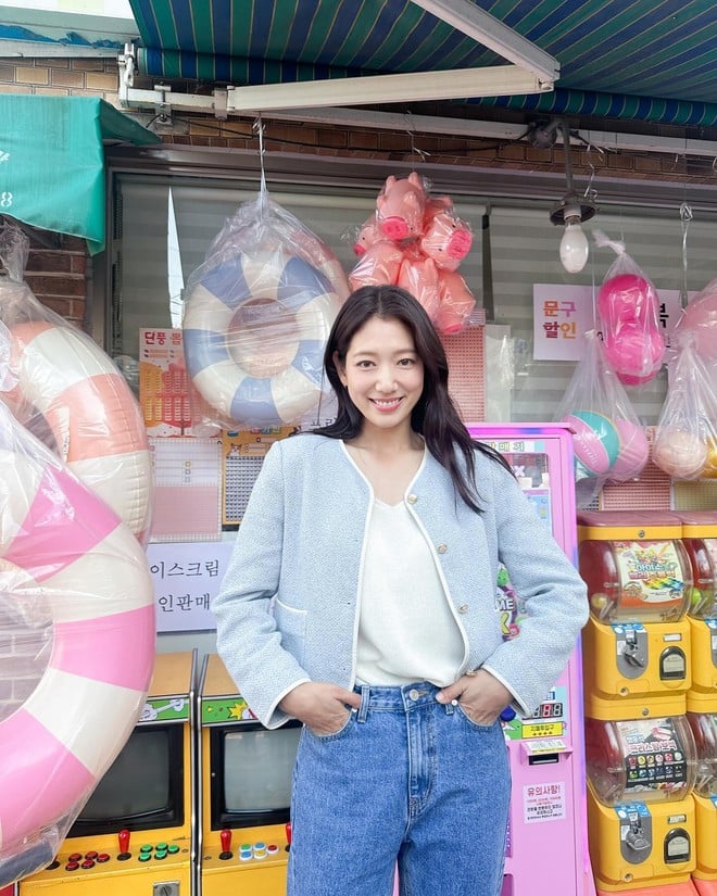 Park Shin Hye chăm diện các món đồ quen thuộc đối với chị em như áo blazer, áo khoác dạ dáng ngắn