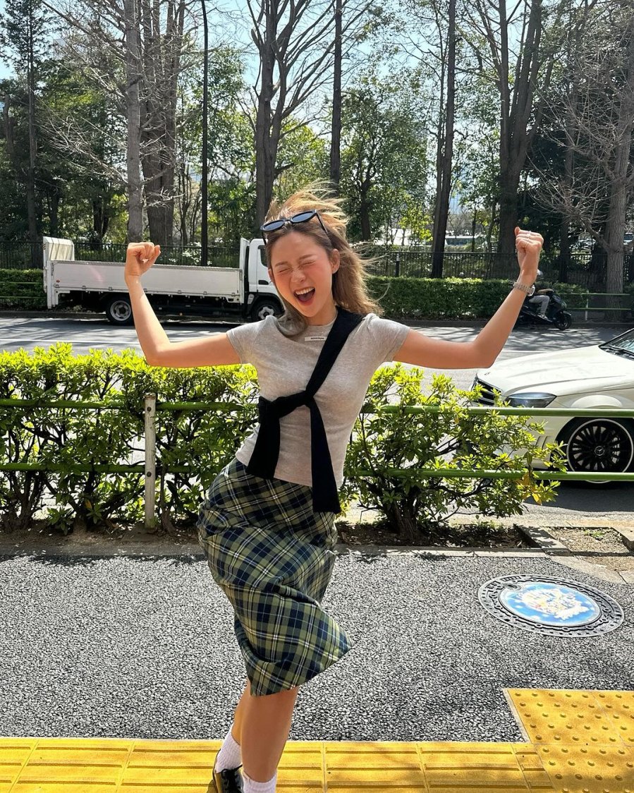 Woman in a t-shirt and midi skirt