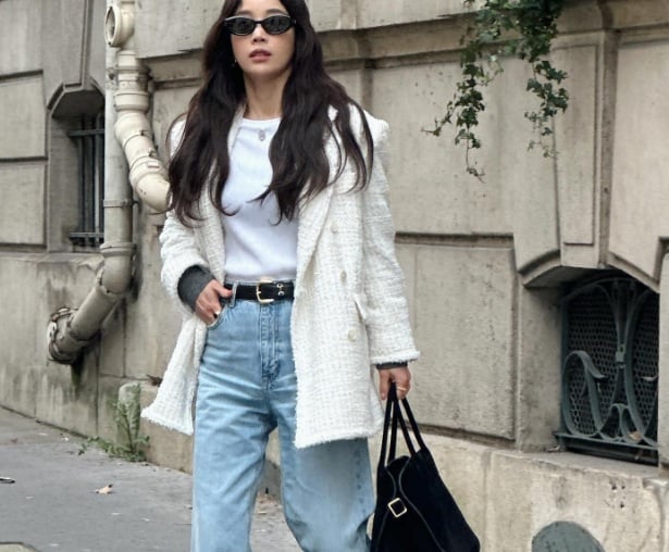 Áo thun trắng và quần jeans xanh là những item rất trẻ trung, năng động thì áo blazer vải tweed lại mang đến nét sang trọng, thanh lịch cho người diện.