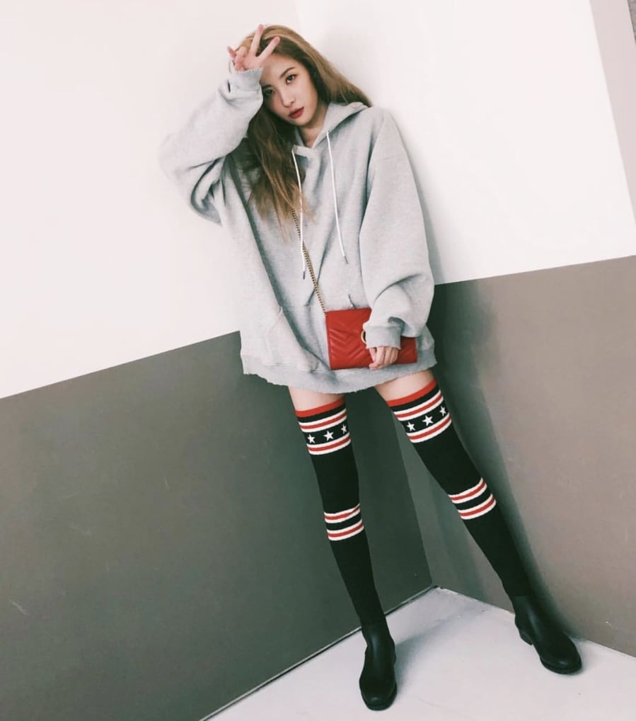 Kết hợp áo hoodie, quần shorts “cực ngắn” cùng boots và tất cao cổ mang lại vẻ ngoài trẻ trung theo phong cách học đường (preppy).

