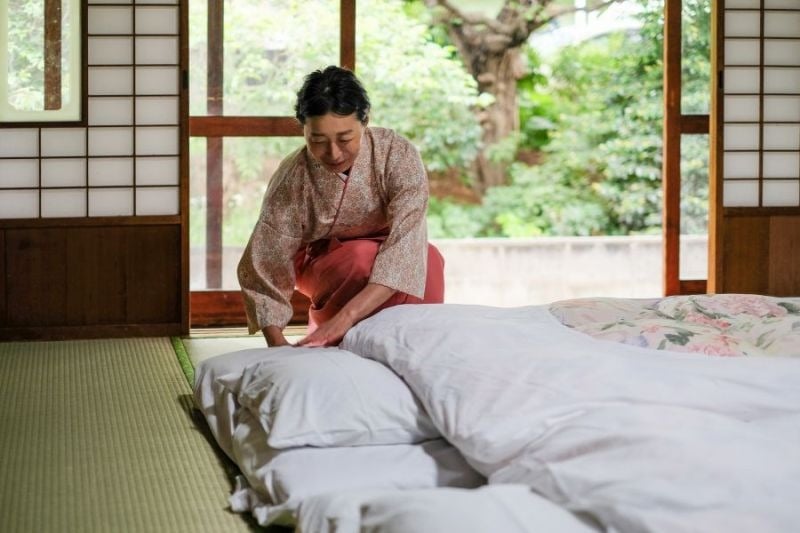 Ở Nhật Bản, hầu hết các gia đình sử dụng chiếu tatami, một món đồ nội thất đa chức năng.