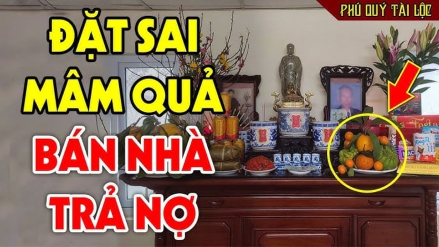 Đĩa quả đặt bên phải (phía tây) để vừa tiện cho việc trưng bày ngũ quả vừa tiện cho ông bà dùng.