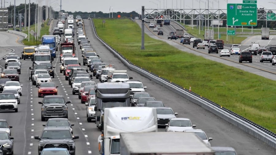 Dòng xe di tản đông đúc trên cao tốc ở Florida trước khi bão Milton đổ bộ. (Ảnh: USA Today)