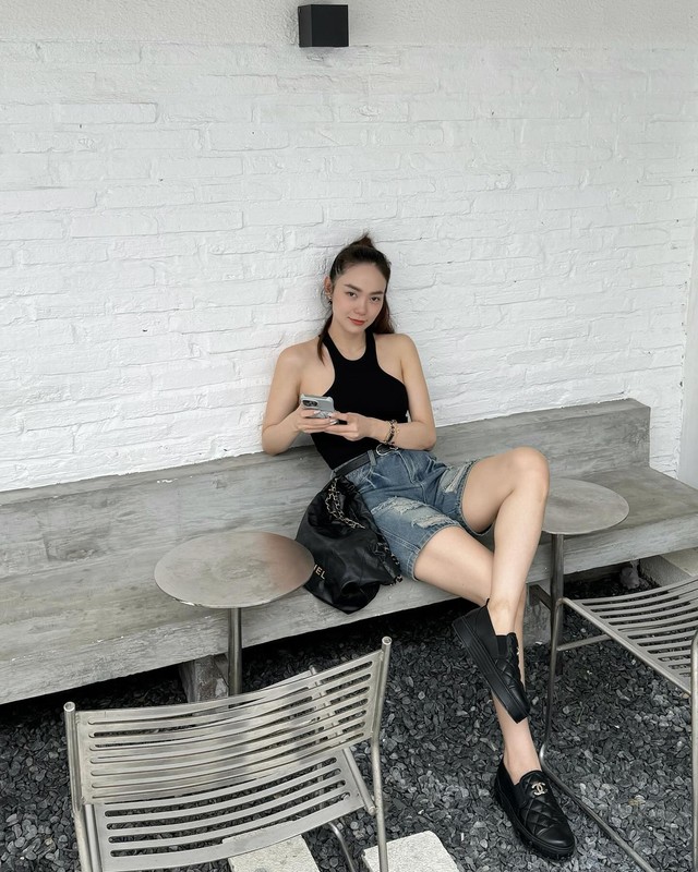 Áo cổ yếm và quần denim short thêm thắt lưng da giúp nâng tầm vẻ thời thượng, sang xịn mịn cho outfit, đồng thời phát huy tối ưu công dụng tôn dáng.