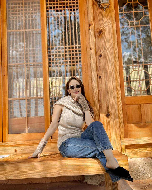 Công thức áo len gile và quần jeans ghi điểm ở sự trẻ trung, năng động, kết hợp thêm đôi dép lông lạ mắt.