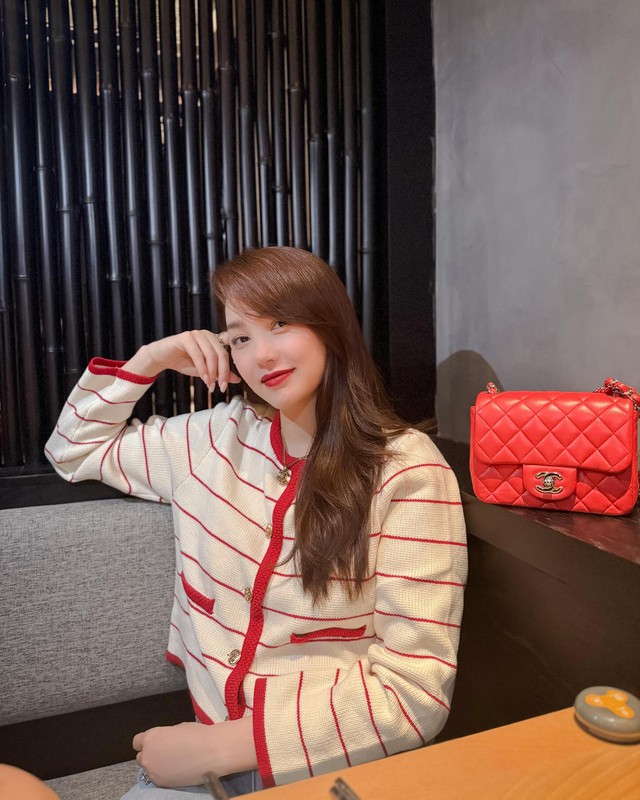 Vẻ ngoài của Minh Hằng trở nên long lanh hơn nhờ tô son đỏ.