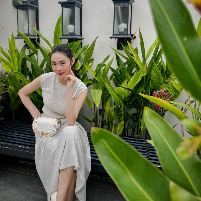 Set váy màu xám nhạt của Minh Hằng không chỉ trẻ trung mà còn ghi điểm nữ tính, thanh lịch.