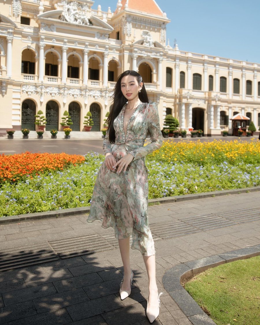 Để tăng vẻ thanh lịch, Thùy Tiên đã hoàn thiện outfit bằng những mẫu giày như giày mary jane, giày sneaker hay giày cao gót sáng màu.