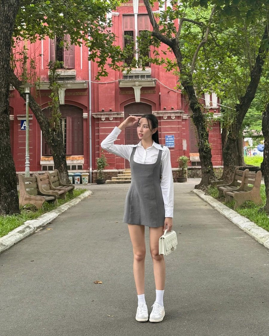 Những kiểu váy Thùy Tiên mặc rất đáng tham khảo cho các buổi dạo phố cuối tuần, đó là váy gile, váy trắng hay váy họa tiết...