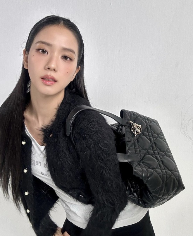 Cardigan của Jisoo có rất nhiều gam màu, nhưng hiển nhiên luôn có sự ưu tiên cho tông đen vừa trung tính vừa dễ phối.