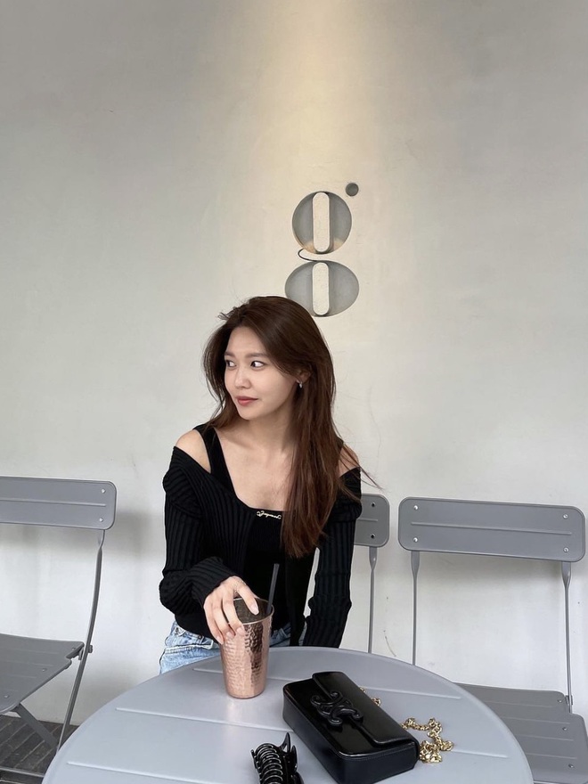 Sooyoung mix áo đen cùng áo 2 dây bản to, chỉ cần mix cùng quần jeans là hoàn thành xong outfit tươi xinh để đi cafe cùng bạn bè.    