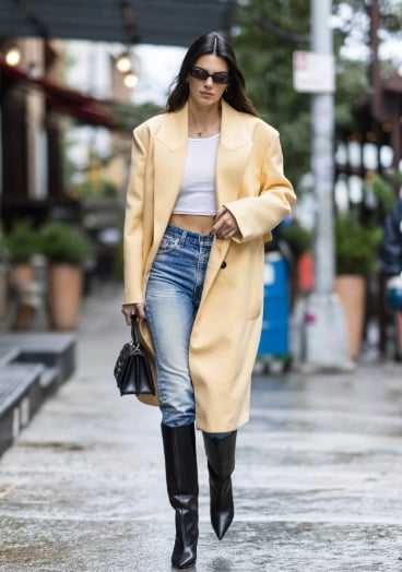 Giày boots là mẫu giày rất đặc trưng. Khi mix thấp cổ hoặc boots cao cổ với quần jeans, Kendall Jenner có được tổng thể trang phục nổi bật.