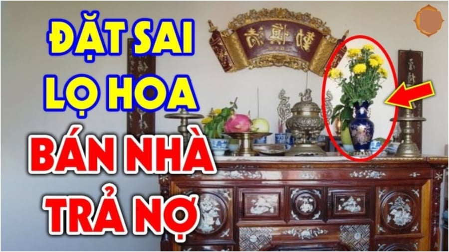 Đặt hoa cúng lên bàn thờ may mắn