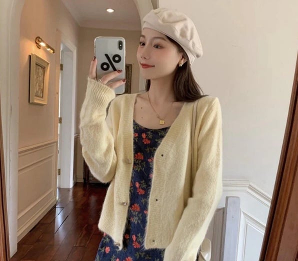 Kết hợp cardigan lửng với váy liền là một trong những cách dễ dàng vừa giúp giữ ấm mà không làm mất đi sự trẻ trung, năng động.