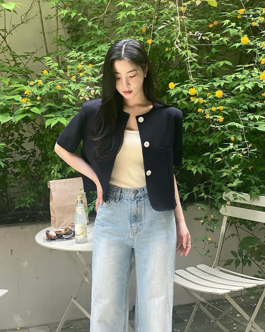 Phối áo khoác cộc tay với áo trắng và quần jeans xanh