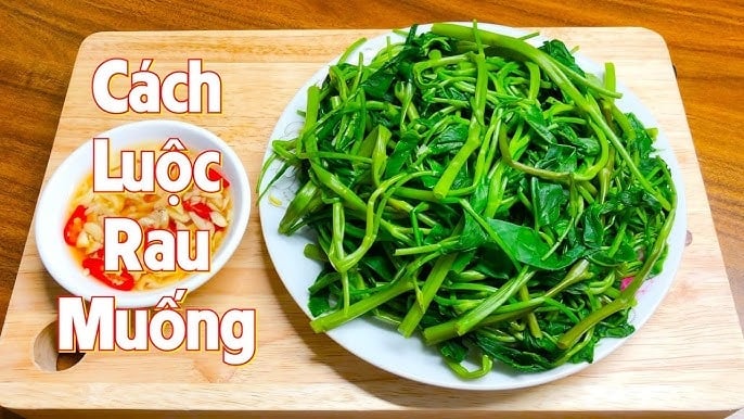 Luộc rau muống cứ cho thứ này vào trước rau mới xanh giòn, chẳng sợ thâm đen