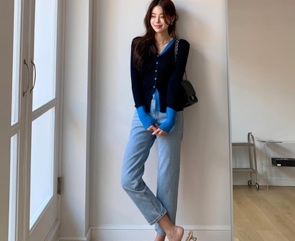 Áo cardigan kết hợp với quần jeans ống đứng có sự đan xen giữa nét trẻ trung và vẻ nữ tính.